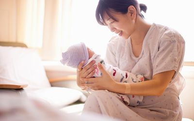 抱着新生儿的妈妈
