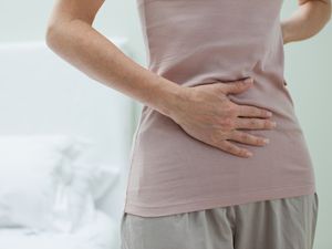 女人揉肚子疼