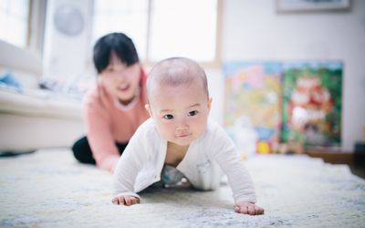 快乐微笑的小男孩